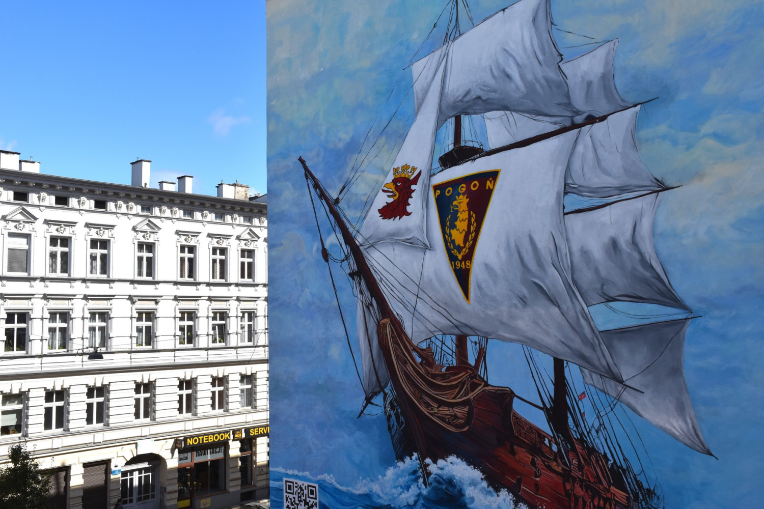 Galeon pod pełnymi żaglami pojawił się na ścianie śródmiejskiej kamienicy