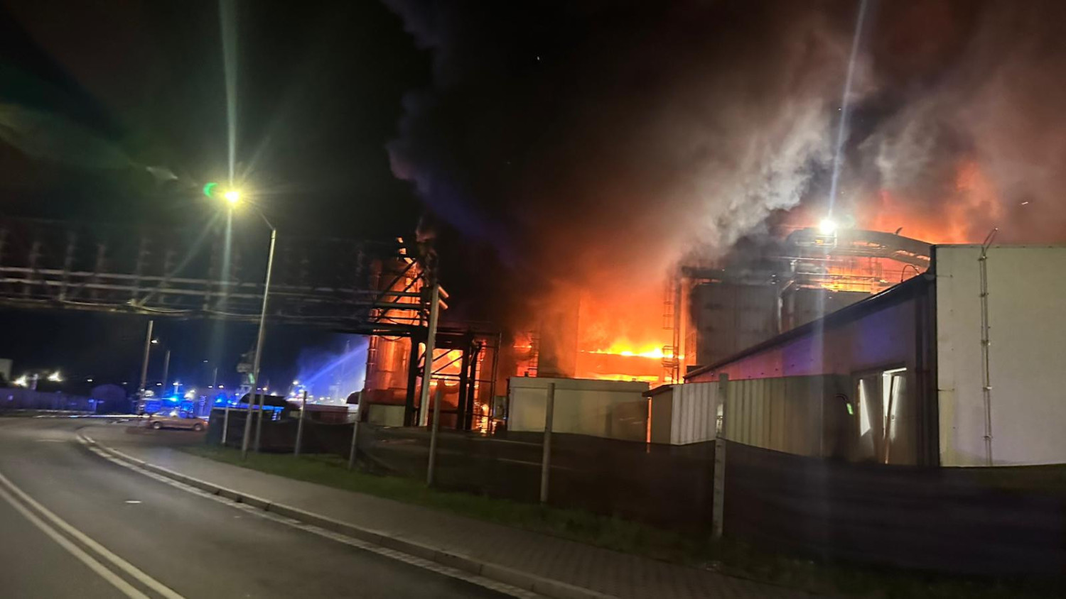 Pożar zakładu przy ul. Kujota w Szczecinie. Wydano alert RCB