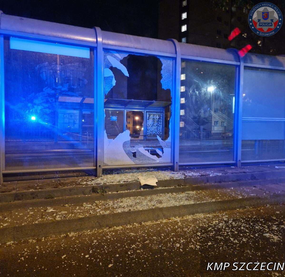 Wybijał szyby na przystankach jak szalony. Policjanci zatrzymali 19-latka, który zniszczył siedem wiat