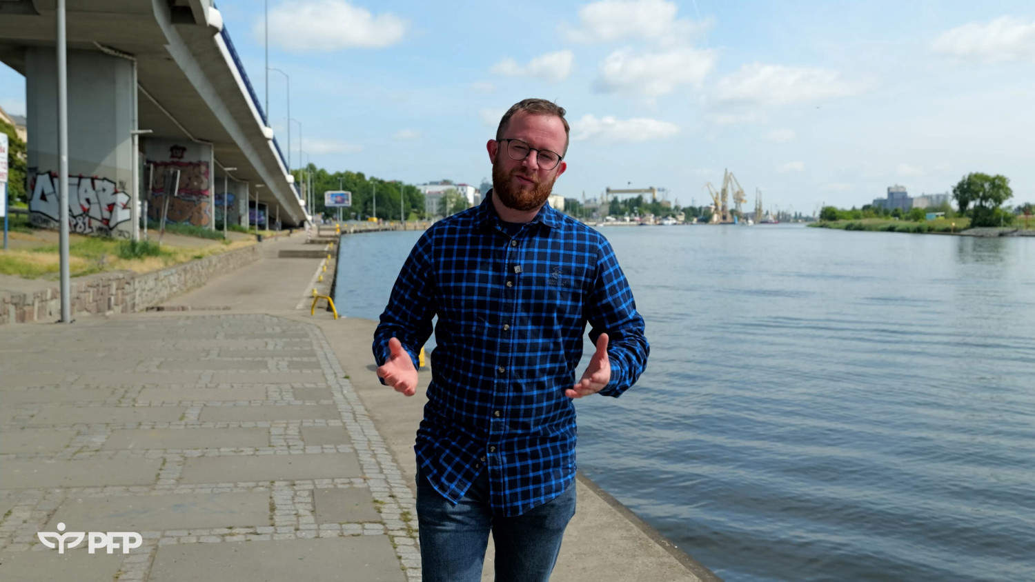 Jak się ubrać do pracy, gdy za oknami jest 30 stopni Celsjusza? „Garnitur dla niektórych zawodów jest jak mundur”