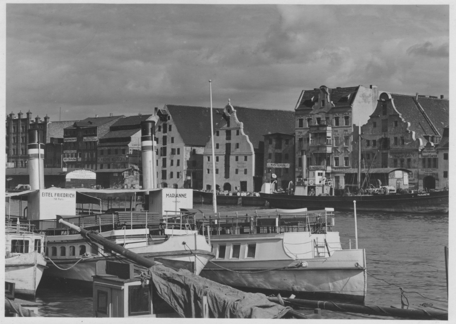 Jak wyglądała przedwojenna stacja benzynowa nad Odrą?Przyjrzą się pozostałościom zabudowy, która nie istnieje od dziesiątek lat