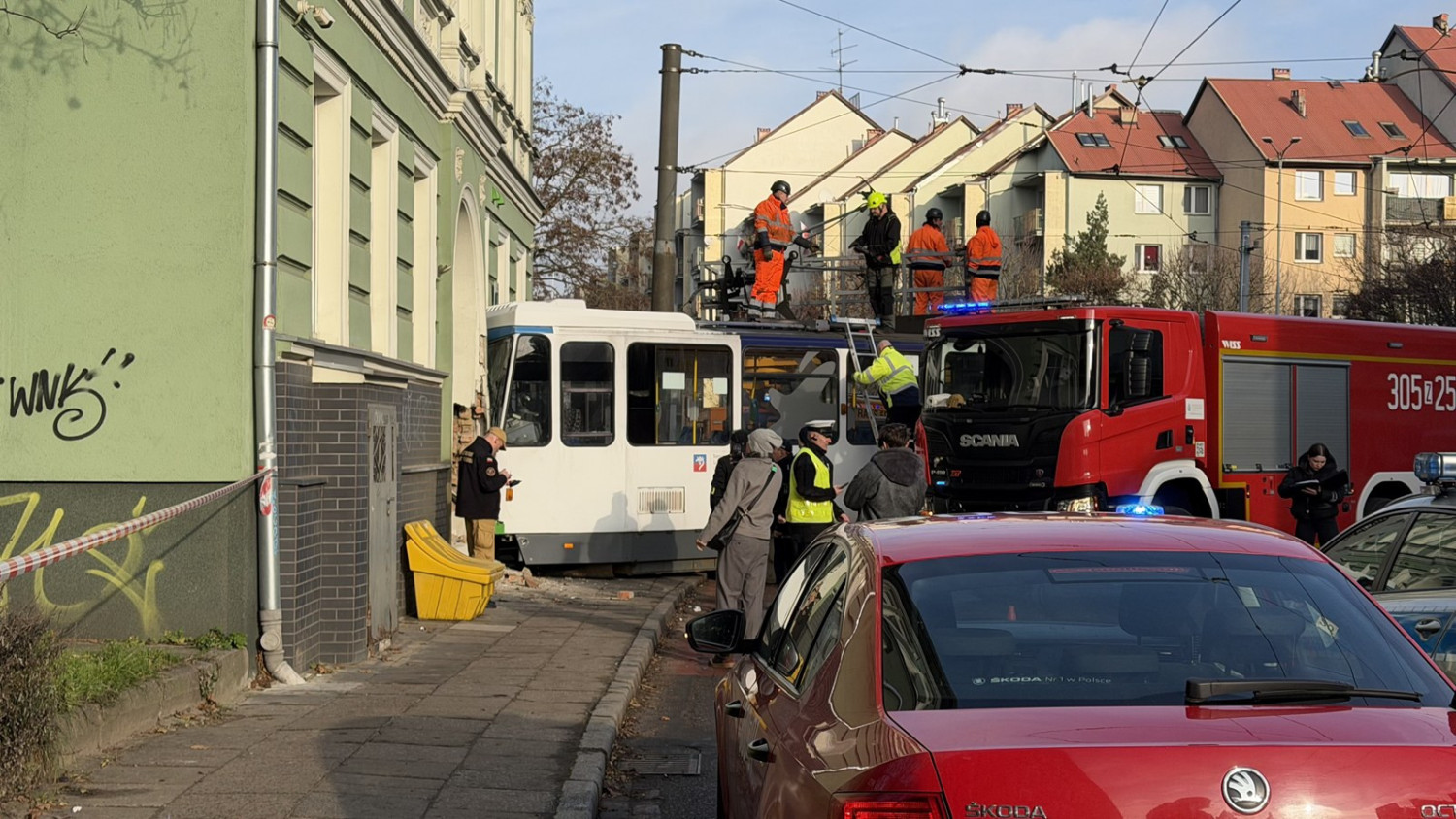 Tramwaj wjechał w ścianę budynku. Ucierpiały cztery osoby [aktualizacja]