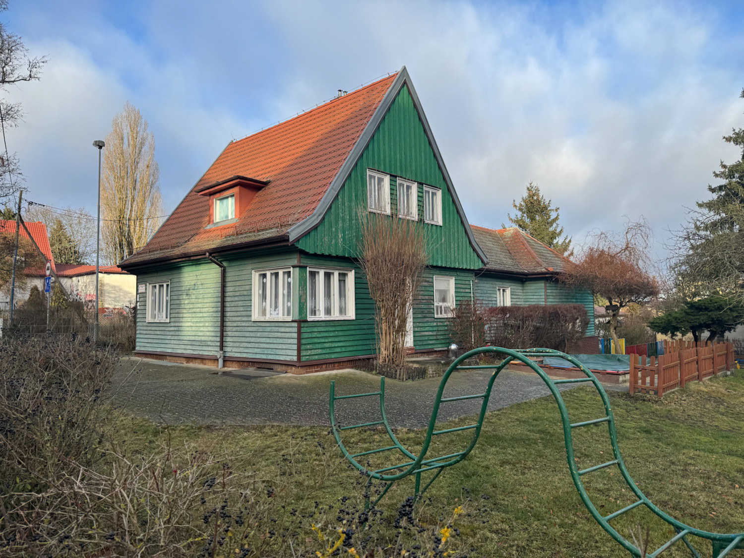 To jeden z nielicznych tego typu budynków w mieście. Jest w całości wykonany z drewna i został zabytkiem