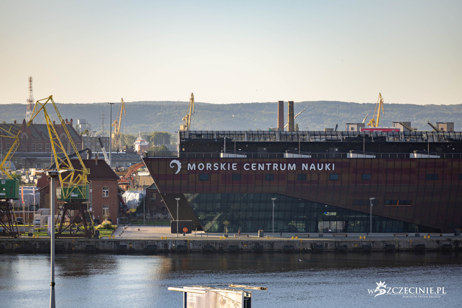 Wielki napis pojawił się na nadodrzańskim gmachu. „Klaruje też często pojawiającą się niejasność”