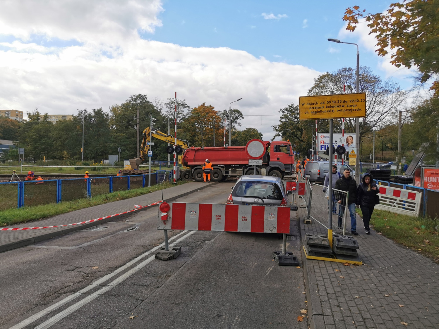 Ruszają prace na przejeździe kolejowym. Autobusy będą jeździć inną trasą