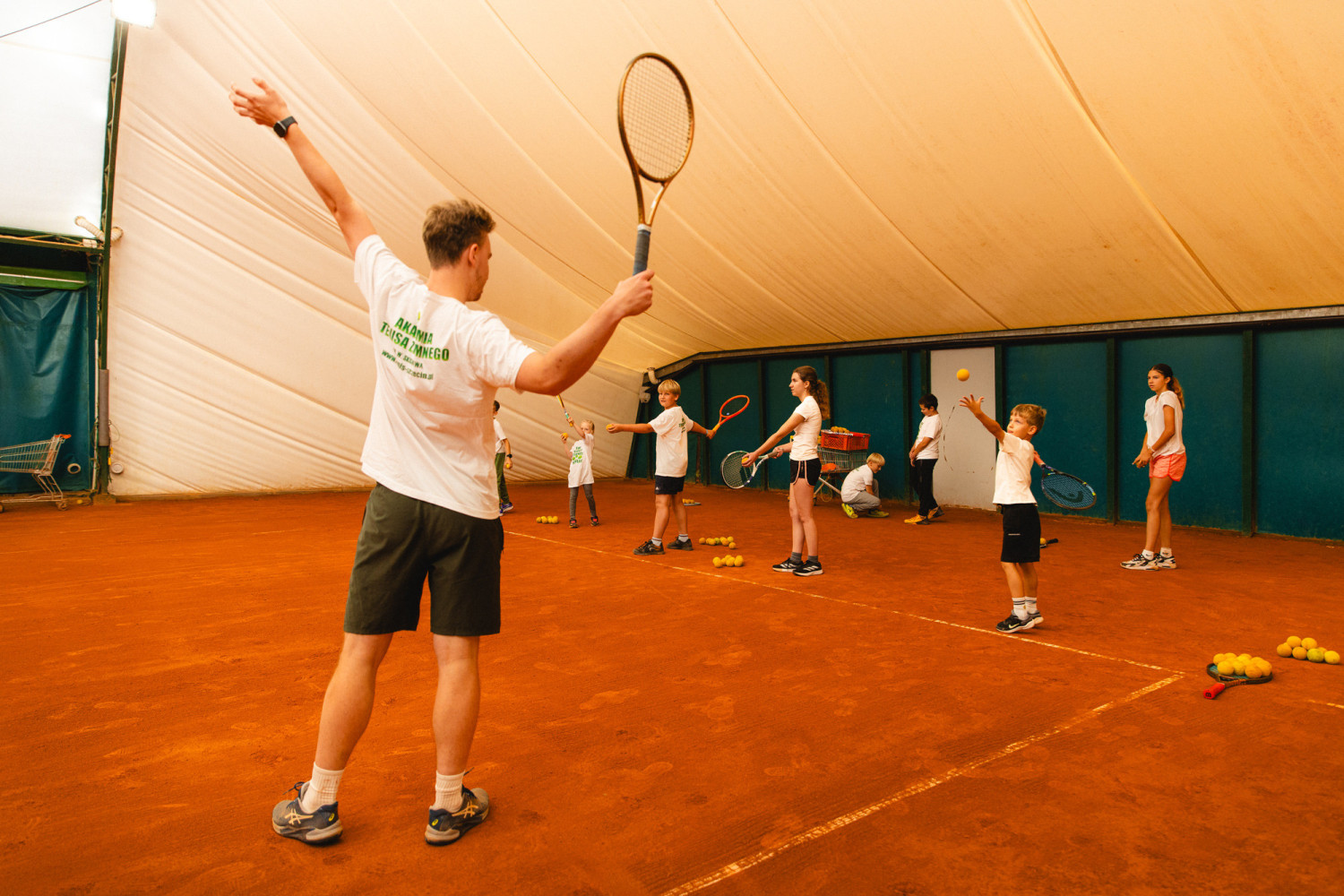 Rodzice wiedzą, iż ich dzieci są w dobrych rękach. Taka szkółka tenisa to rzadkość