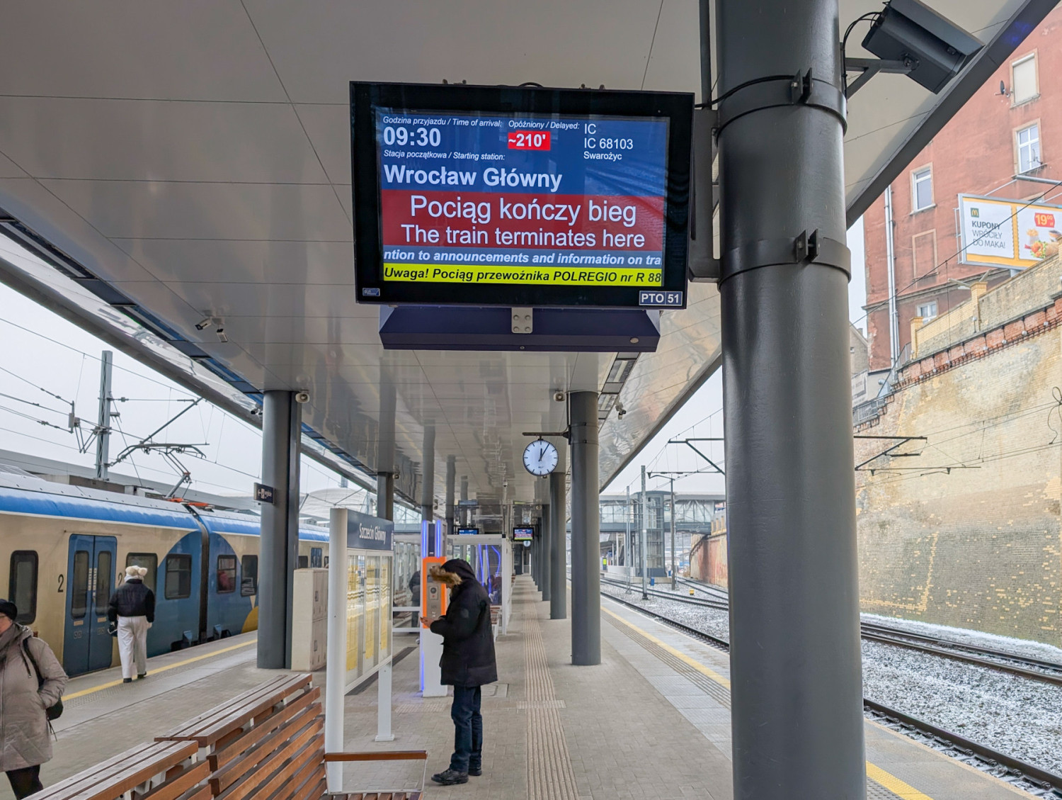 Duże opóźnienia pociągów z Wrocławia. Później wyjedzie pociąg do Olsztyna