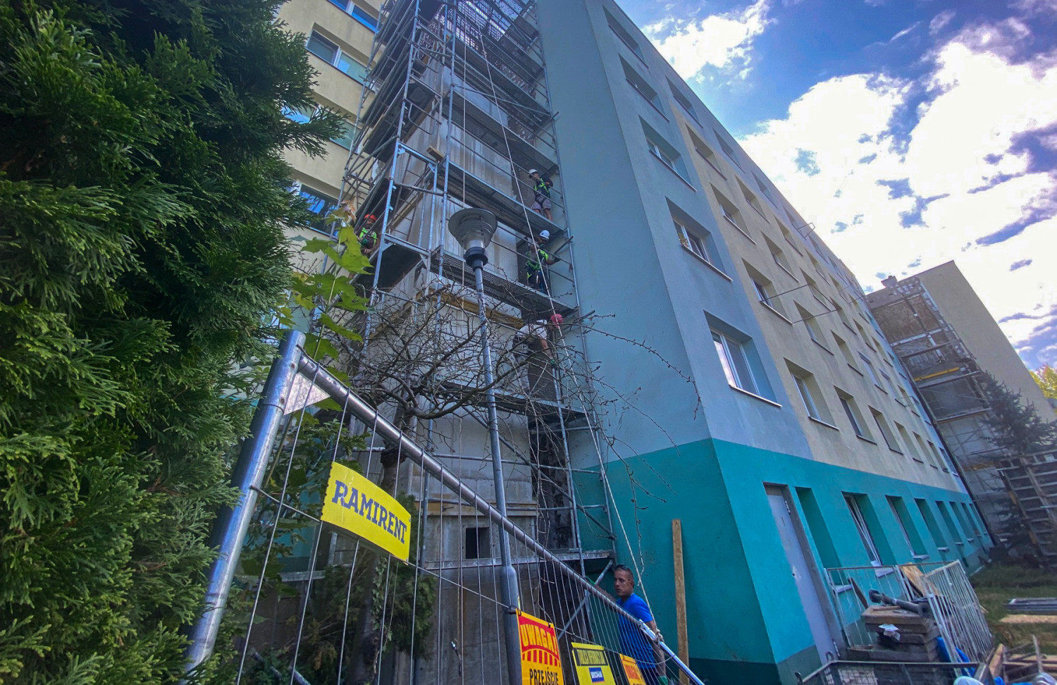 „Nie spotkałem się z taką realizacją w Szczecinie”. Blok z PRL-u zyskał zewnętrzne windy