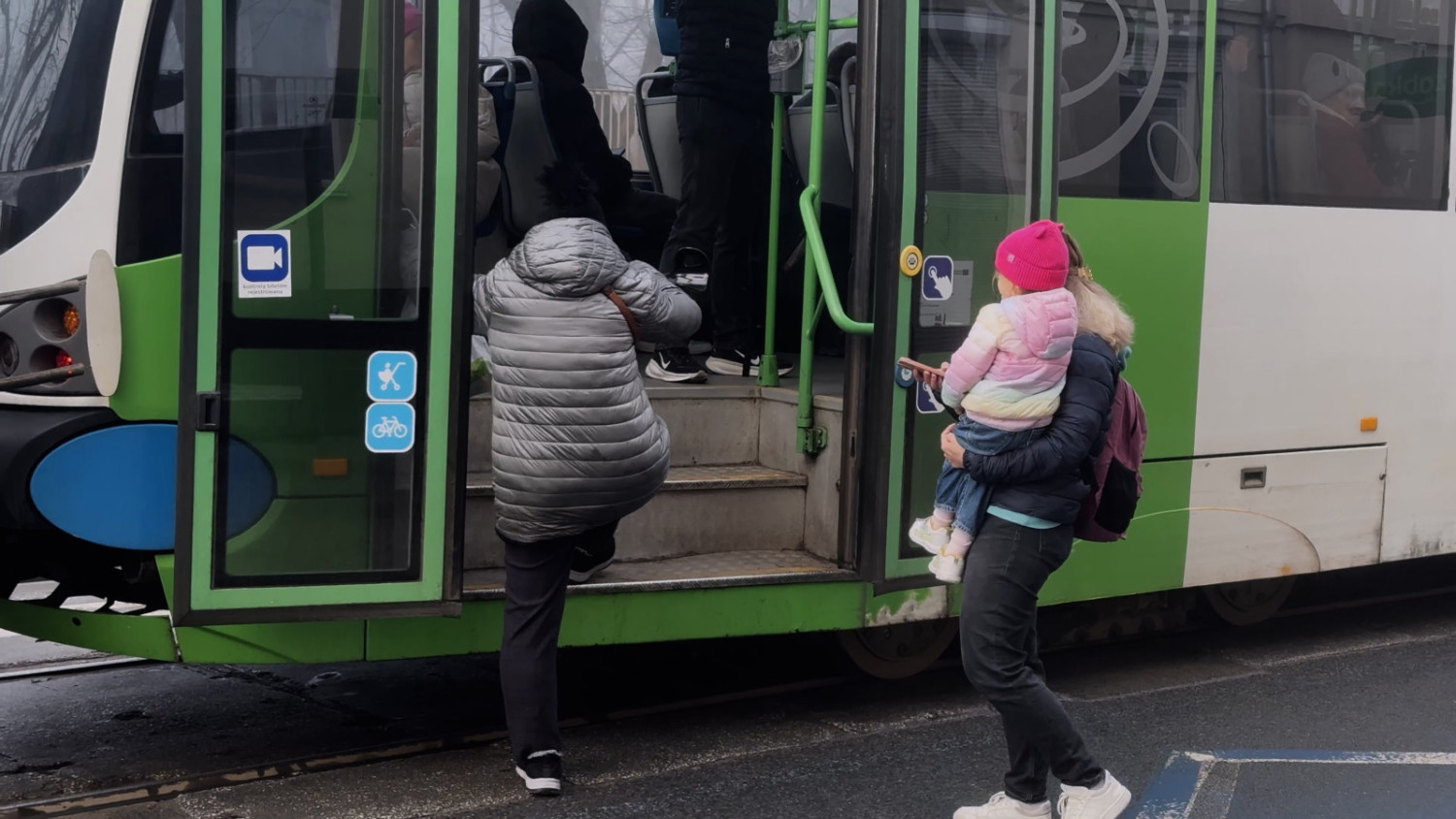 By wsiąść do tramwaju, muszą się wręcz wspinać. Nadodrzanka ma najgorsze torowisko w całym Szczecinie