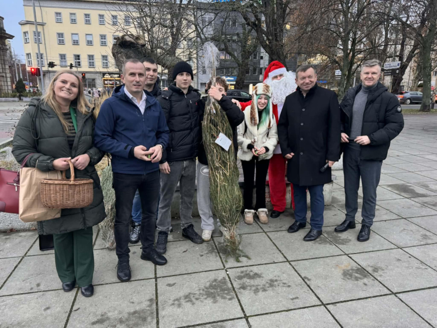 Poseł Rzepa rozdawał świąteczne drzewka w centrum Szczecina