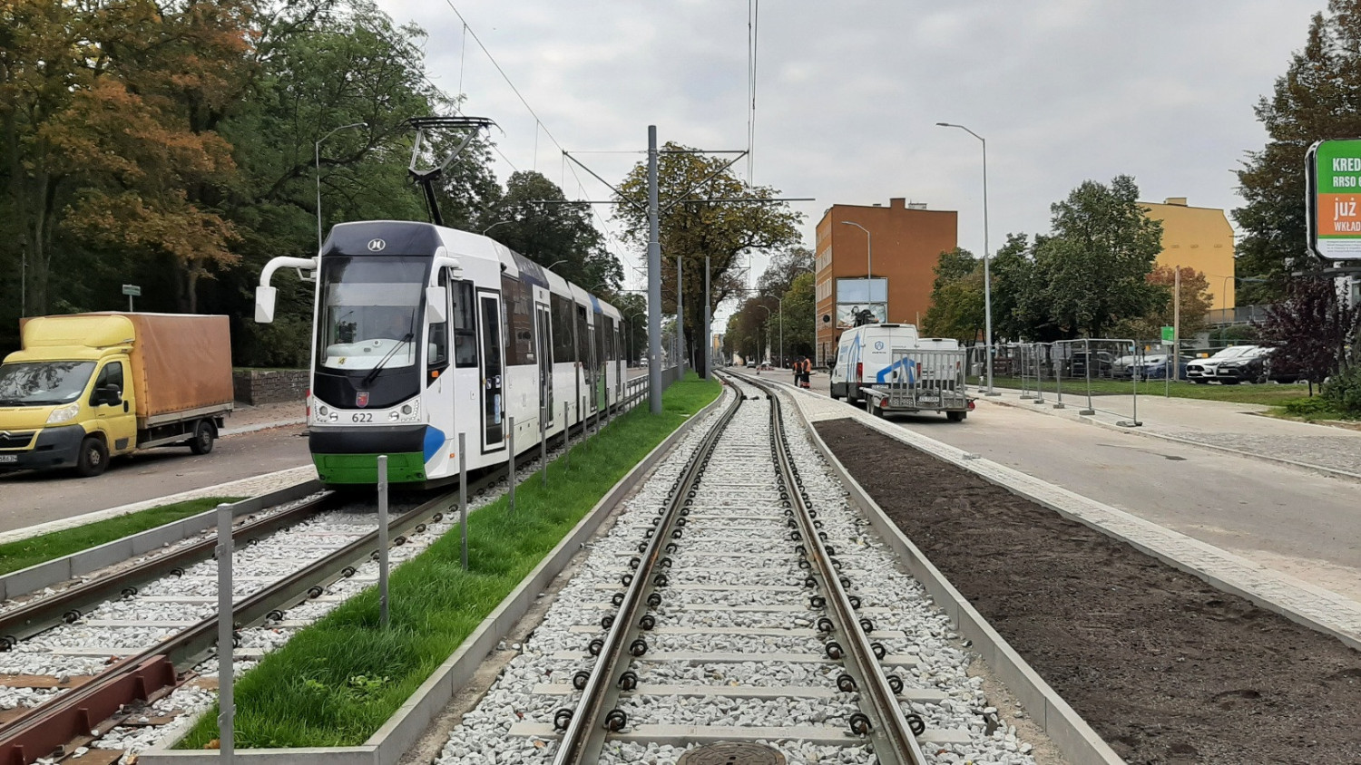 Asfaltują duży fragment al. Powstańców Wielkopolskich. Jeszcze w tym miesiącu ma wrócić tam normalny ruch