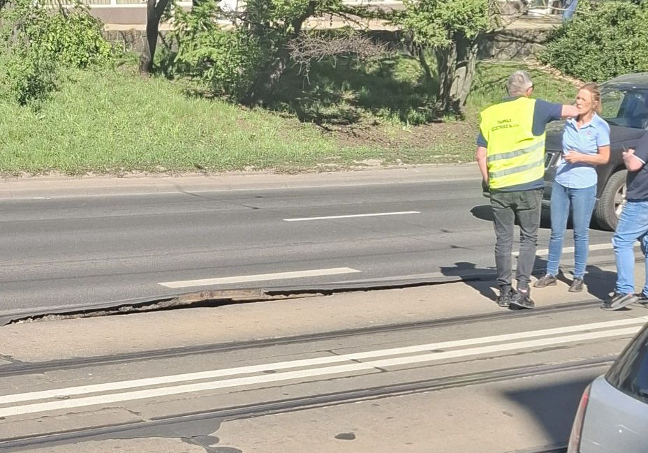 Szyna znowu wyskoczyła z torowiska. Potężne problemy w rejonie Bramy Portowej