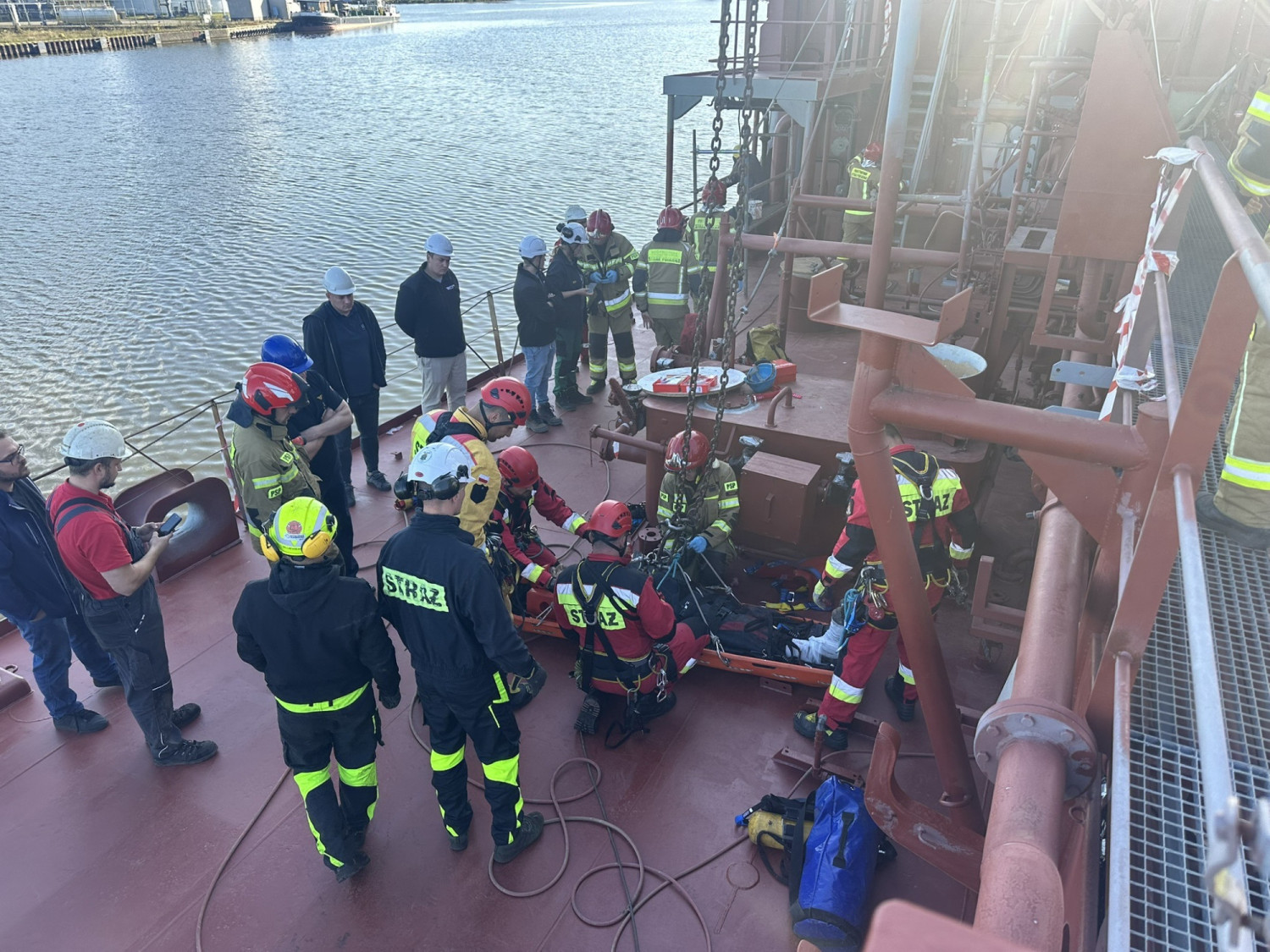 Krok od tragedii w stoczni. 72-latek wpadł do zbiornika na paliwo