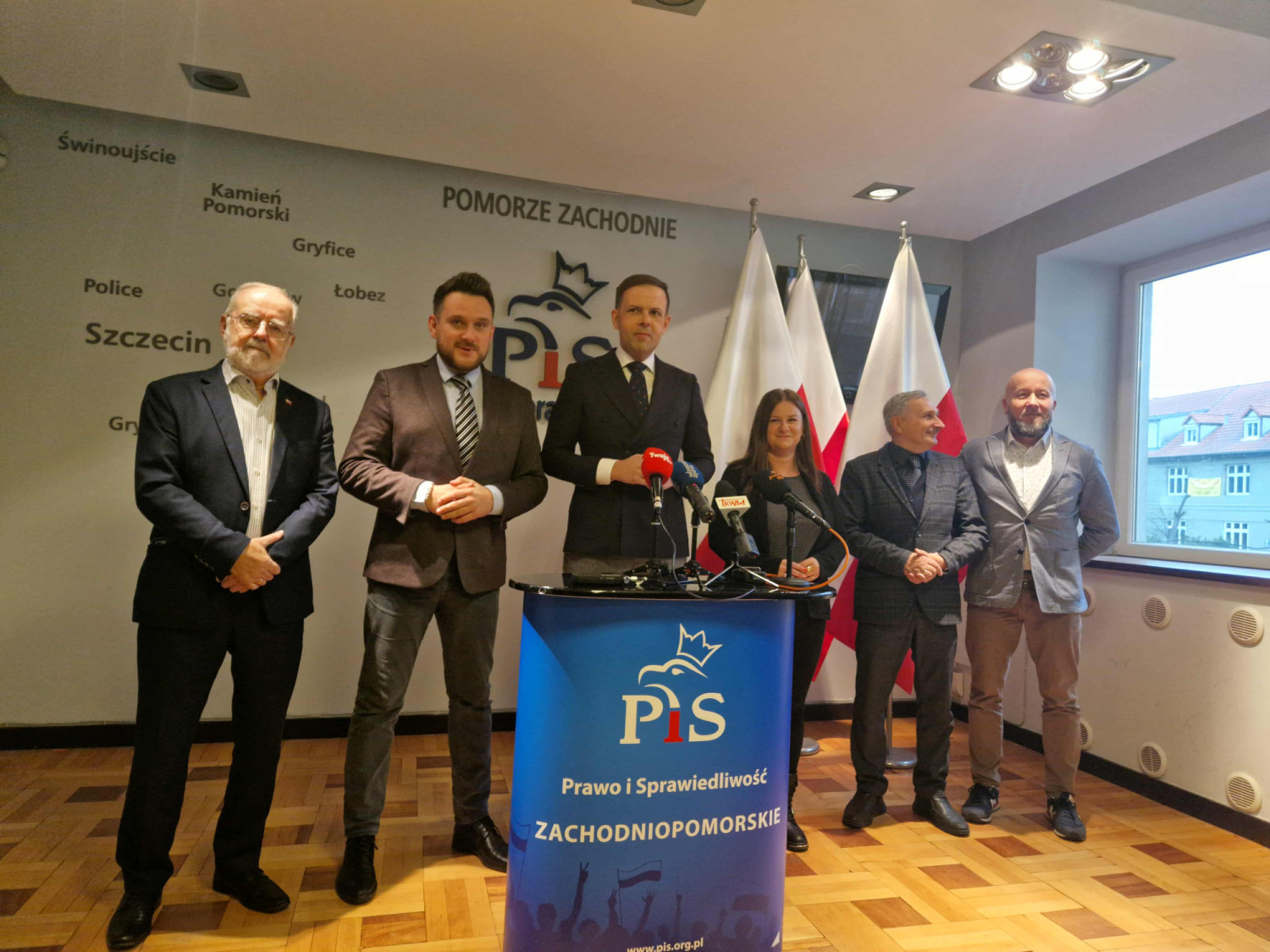 PiS grzmi: „Obudziliśmy się w czerwonej Polsce”. Duklanowski nazywa Czarzastego „starym komuchem”