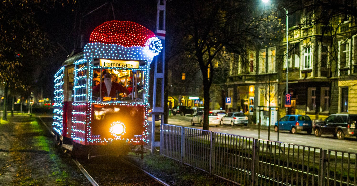 Na ulice Szczecina wyjadą dwa świąteczne tramwaje z kolorowymi iluminacjami