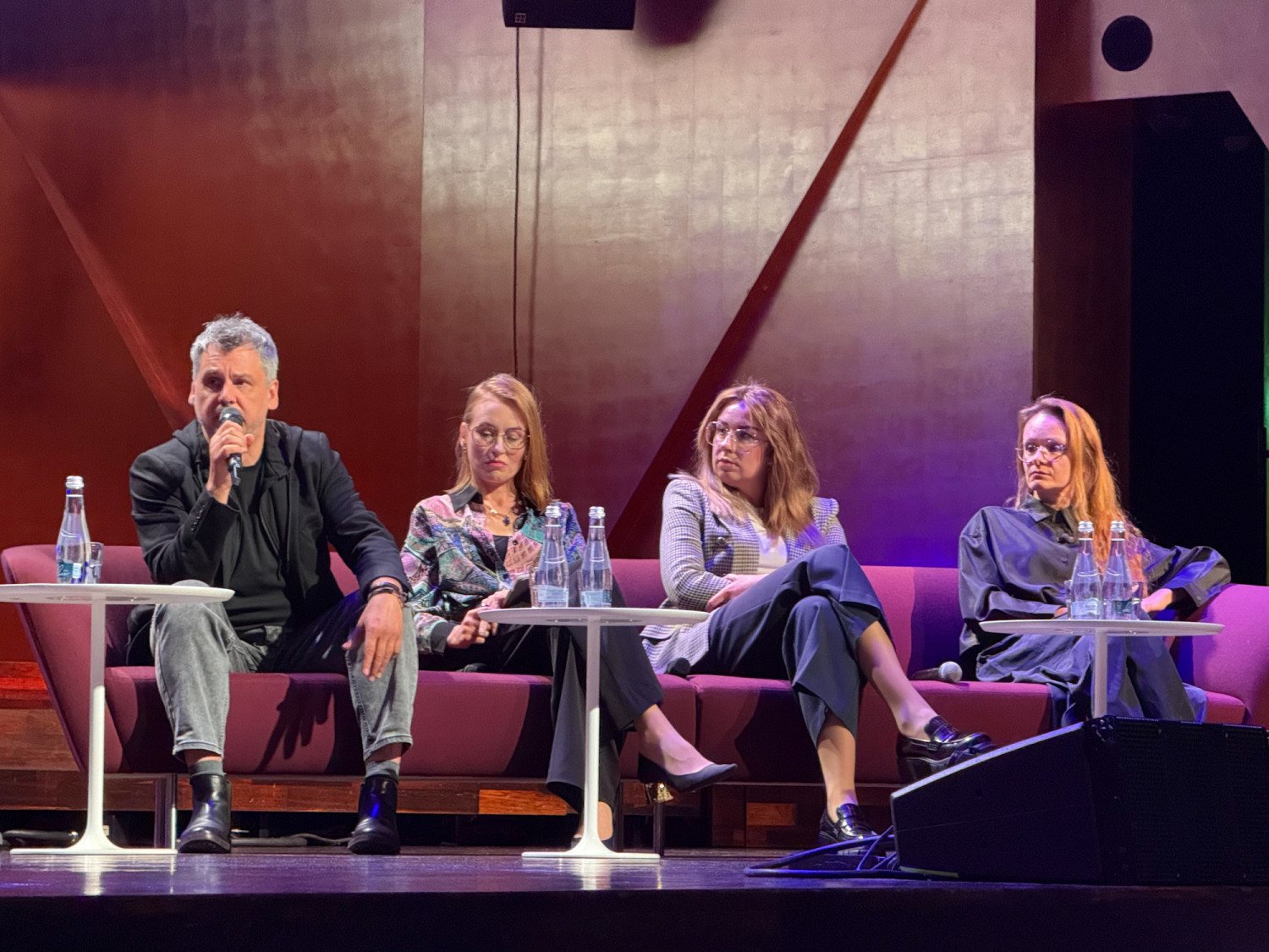 „Sztuka nie potrzebuje ofiar”. O mobbingu i wypaleniu zawodowym w świecie kultury