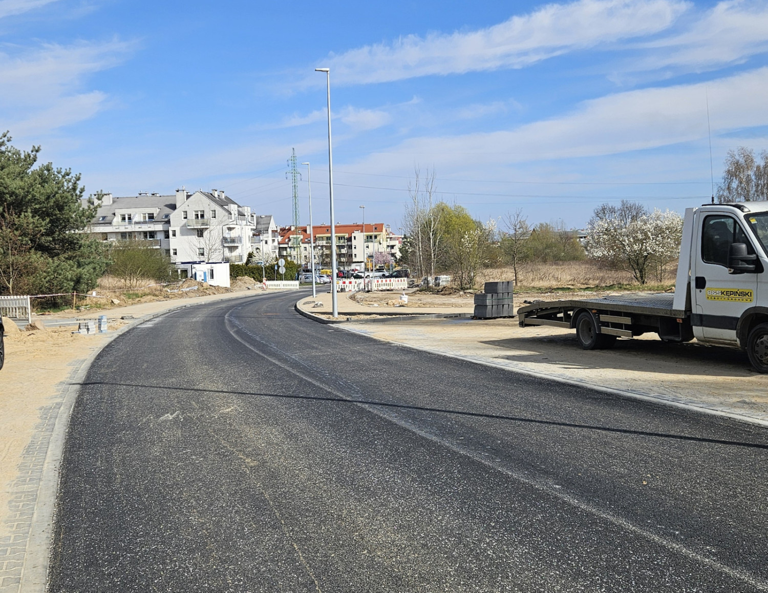 Na ulicy, którą przesunięto, pojawiła się nawierzchnia.„Inwestycja ma poprawić bezpieczeństwo pieszych i kierujących pojazdami”
