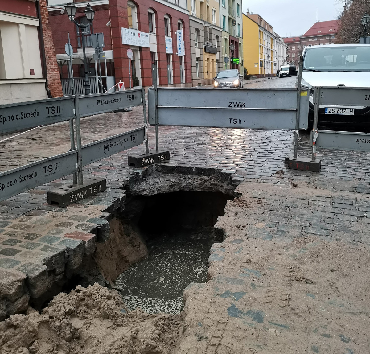 Wielka wyrwa w jezdni w centrum Szczecina. To z powodu awarii sieci  wodociągowej - Szczecin