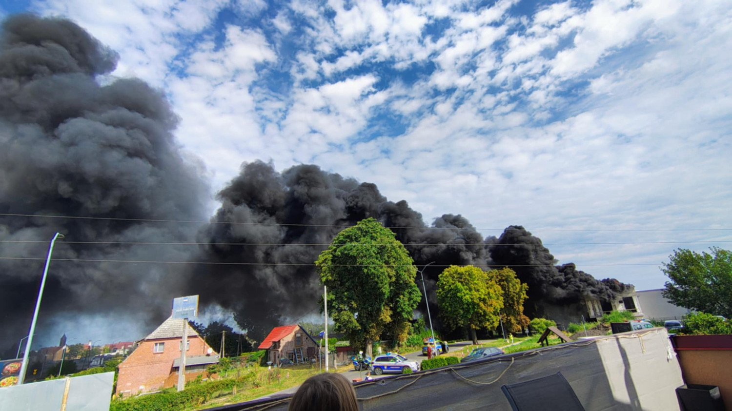 Kłęby czarnego dymu widoczne z wielu kilometrów. Pożar na budowie hali