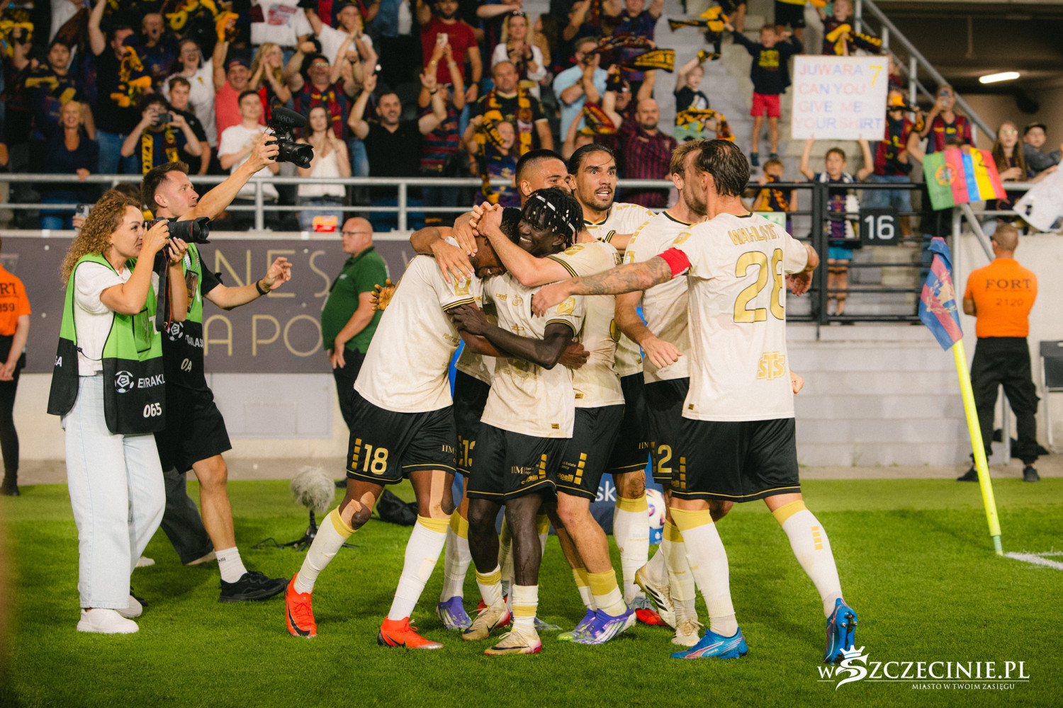 Grosicki jest niesamowity. Huknął jak z armaty i Pogoń wygrała z Rakowem