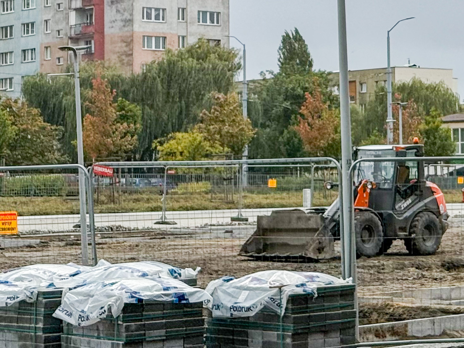 Pozbywają się betonu przed Netto Areną. Lada moment zastąpią go drzewa [foto]