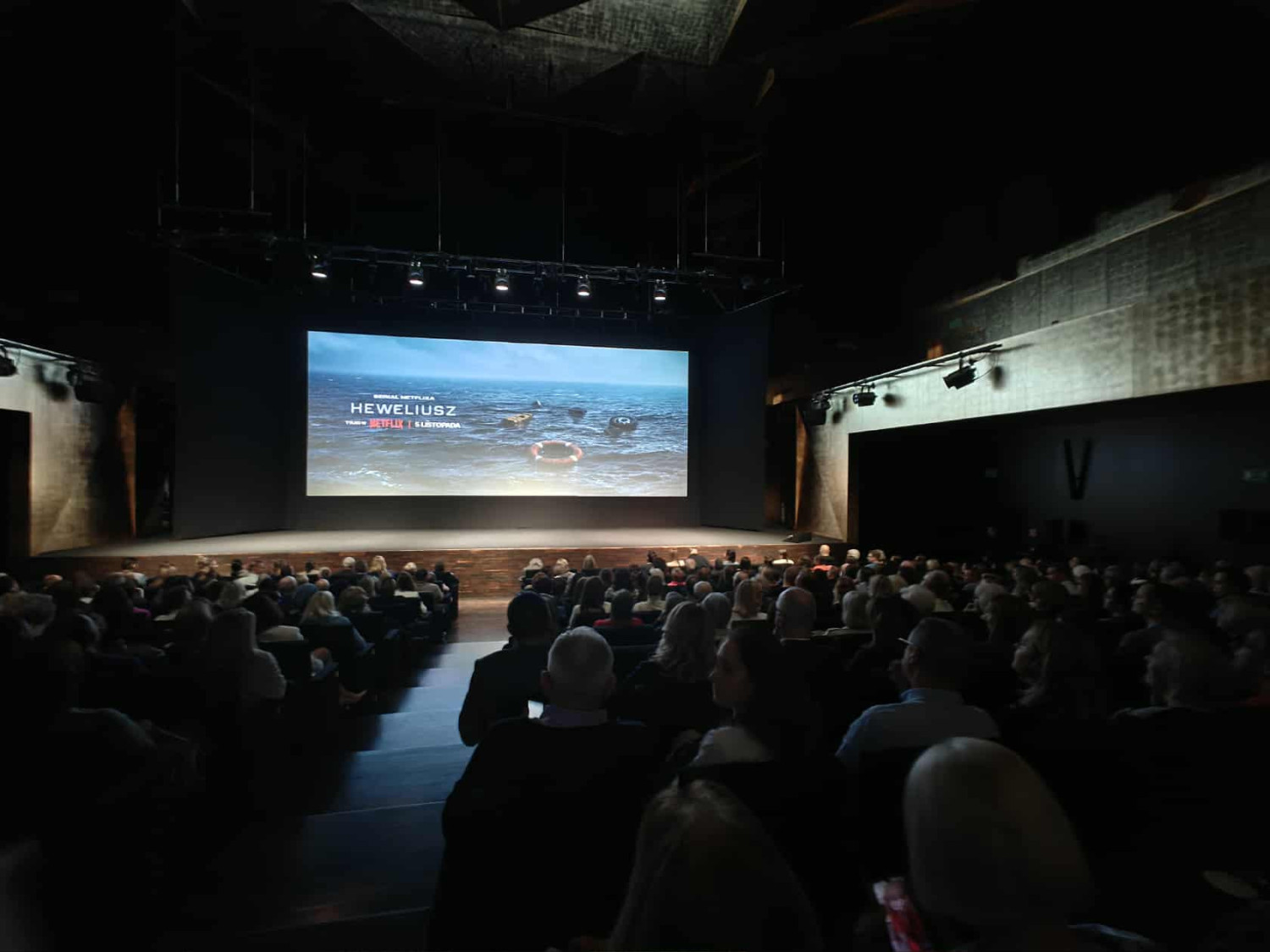 Od epickiej katastrofy do ludzkiego dramatu. Szczecinianie jako pierwsi na świecie zobaczyli dwa odcinki serialu „Heweliusz”
