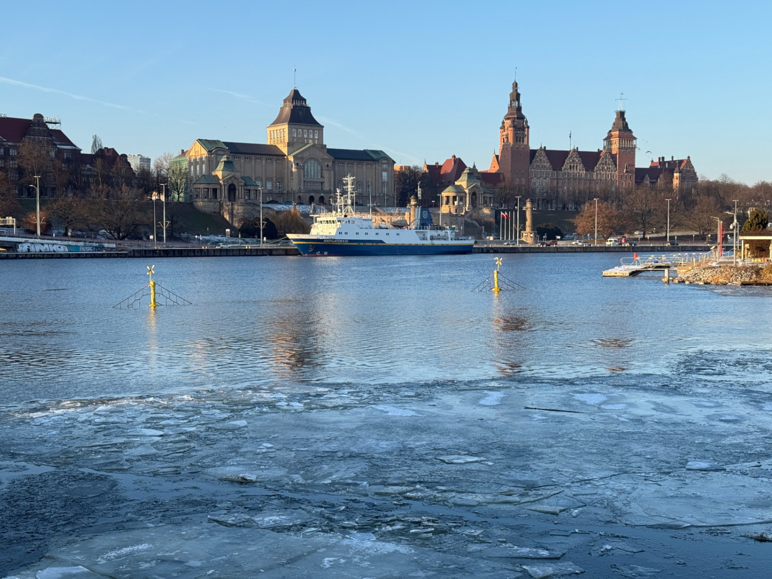 Na Odrze zakończył się montaż zapory lodowej. „Dzik” gotowy do rycia w rzece