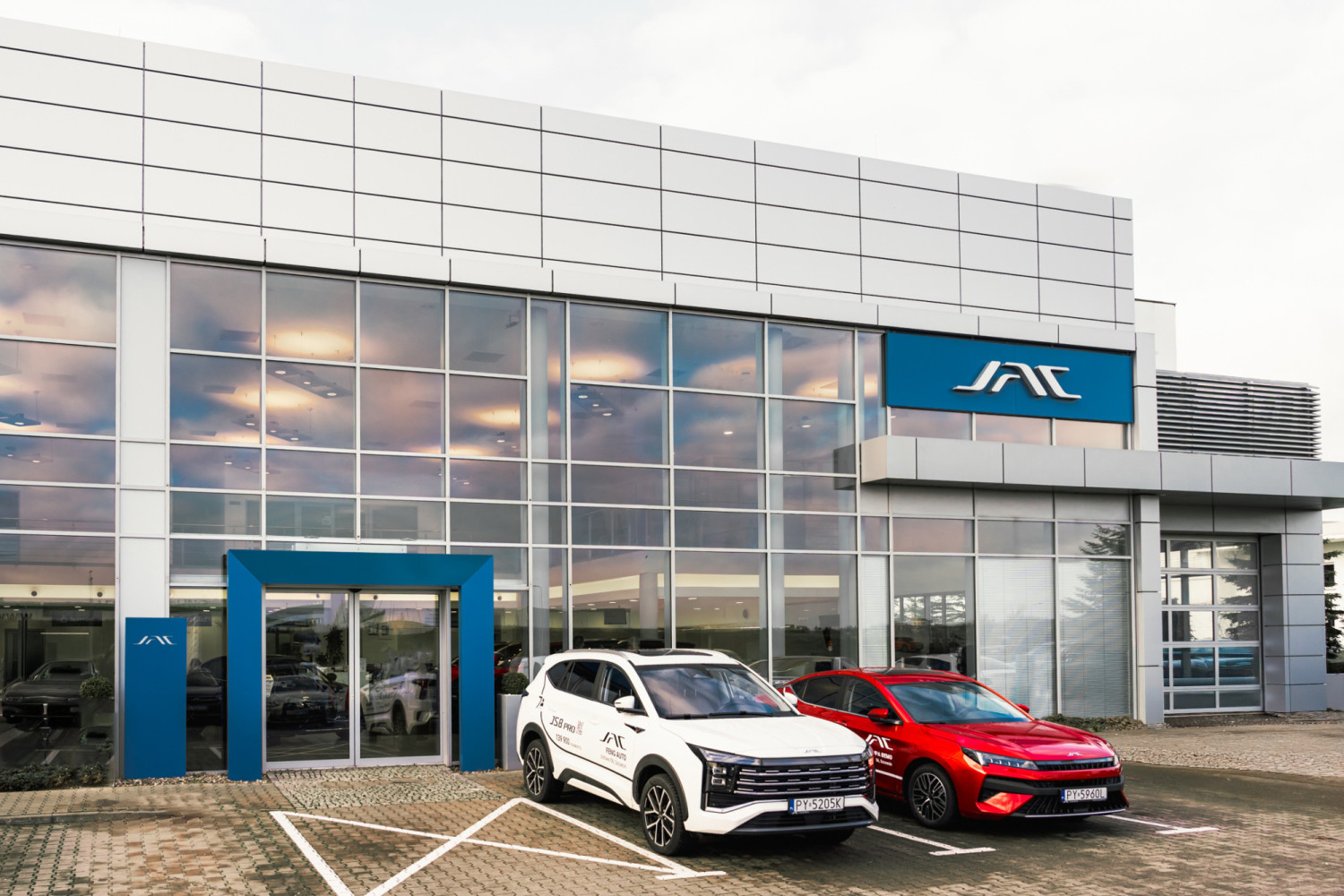 Niedrogie samochody, dostępne od razu w najwyższej konfiguracji. JAC to nowa marka w Szczecinie