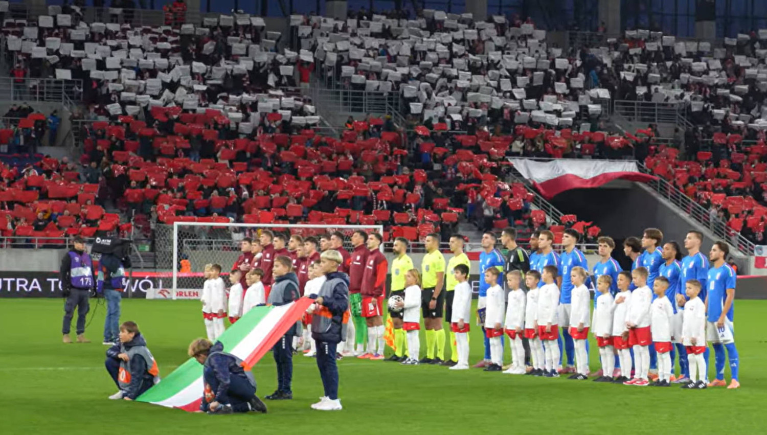 Kartoniada i Mazurek Dąbrowskiego na szczecińskich trybunach. Zobacz film z meczu Polska - Włochy