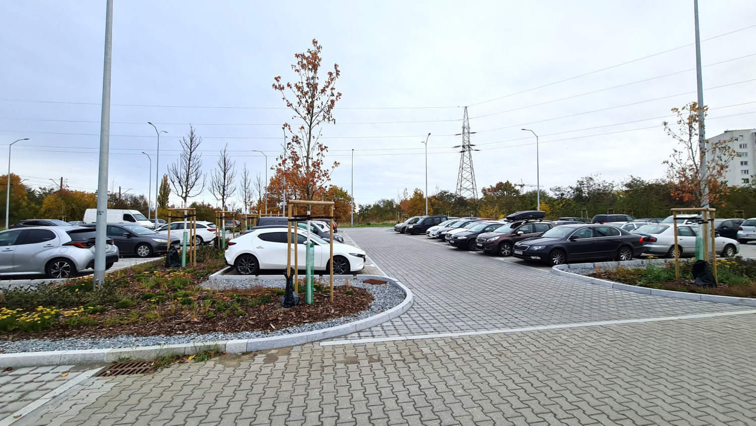 Na tym niedawno powiększonym parkingu na Prawobrzeżu nie ma problemu z miejscem