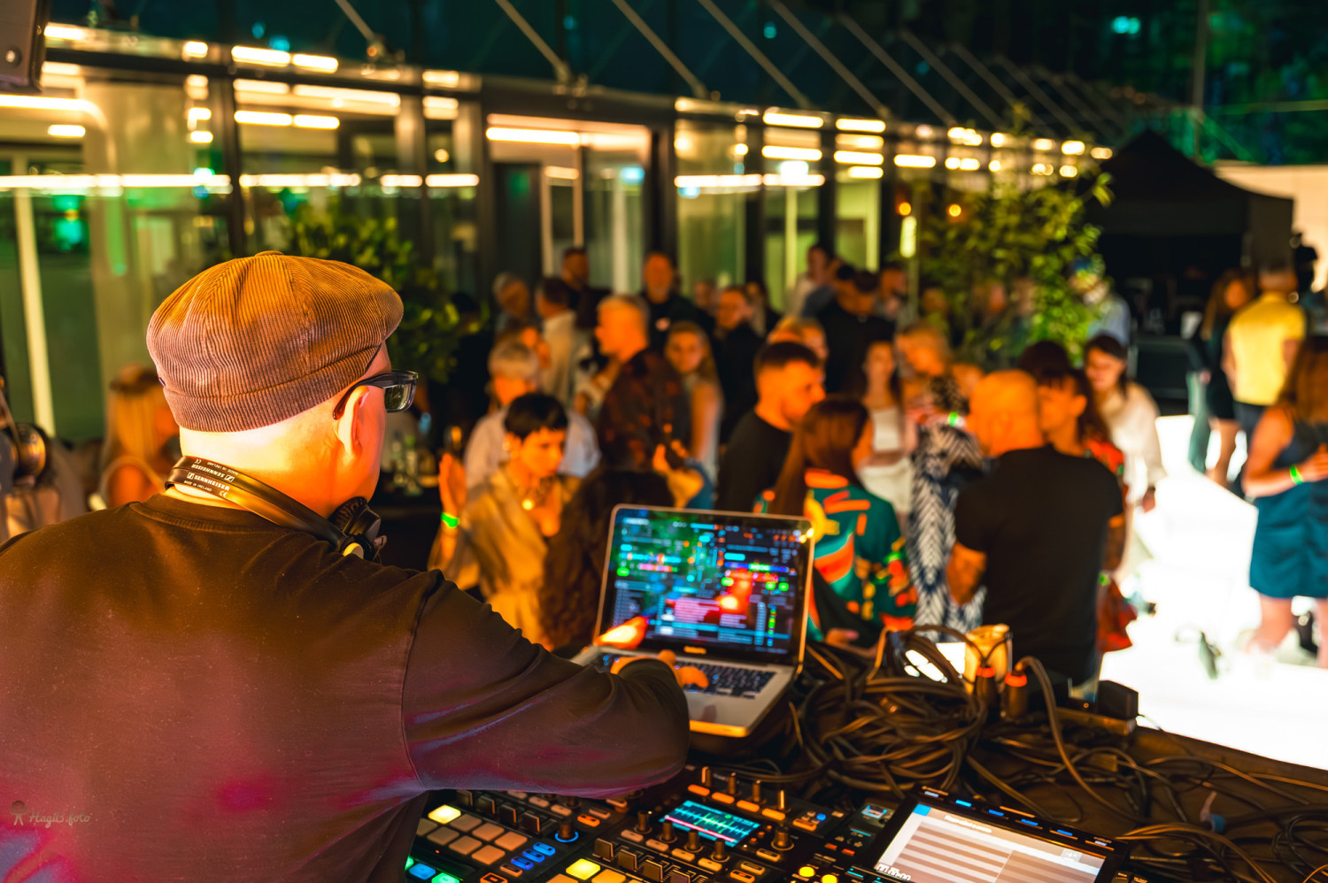 Muzyka, światła i lato w sercu miasta – ostatnia edycja KOLORY już jutro (30 sierpnia) w Zielonym Patio