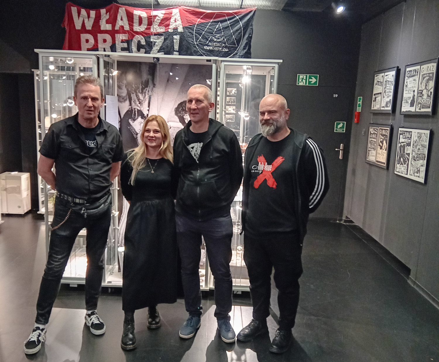 Czapka strącona z głowy funkcjonariusza. Kontrkulturowa wystawa w Centrum Dialogu Przełomy.