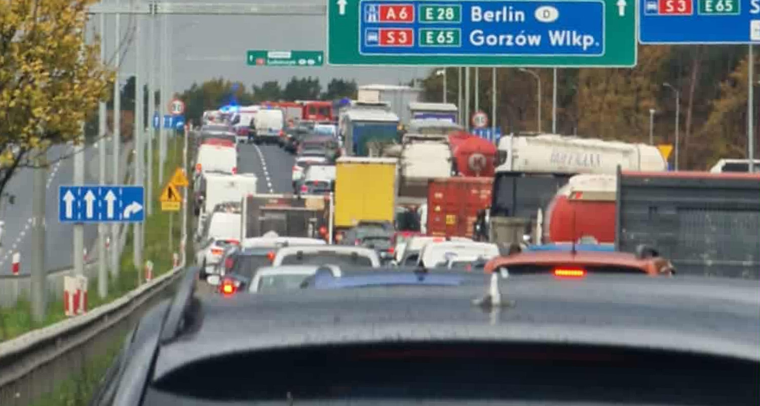 Nie żyje 79-letni kierowca, który wjechał w lawetę na węźle Kijewo