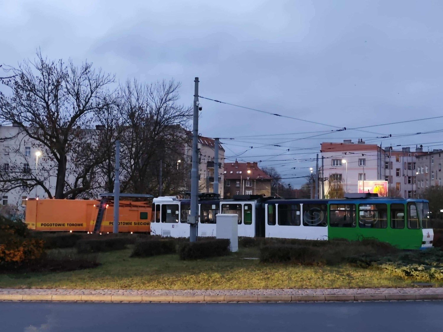 Poranek z korkami na Niebuszewie. Wykoleił się tramwaj