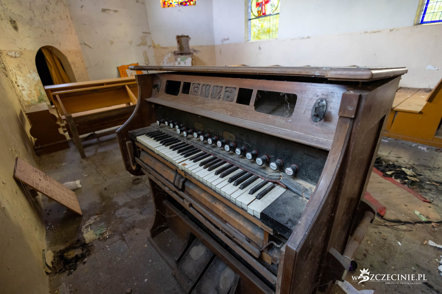 Znów włamano się do dawnej kaplicy cmentarnej. „W środku palili ognisko”