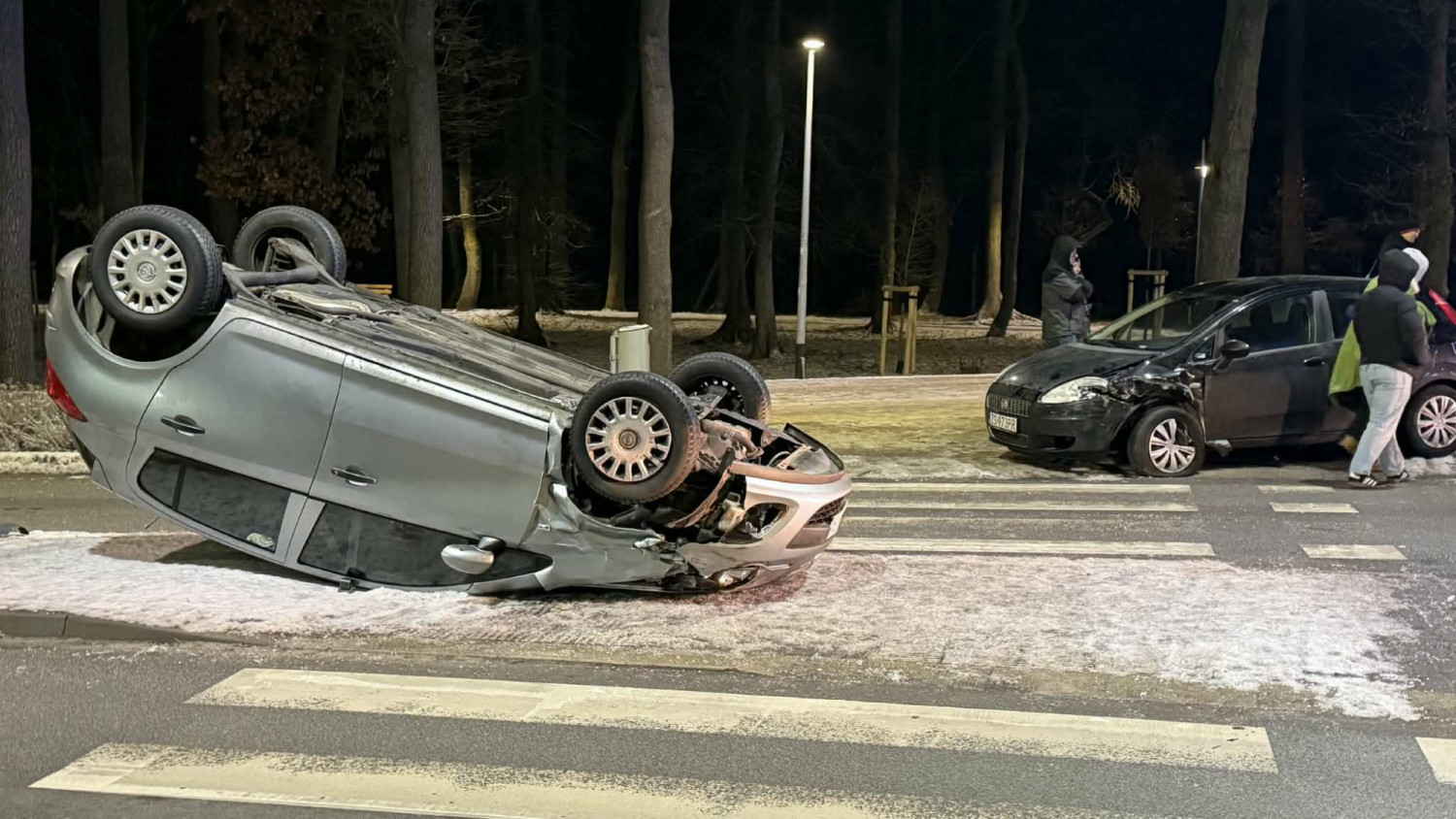 Pijany jechał ul. Modrą pod prąd. Auto dachowało