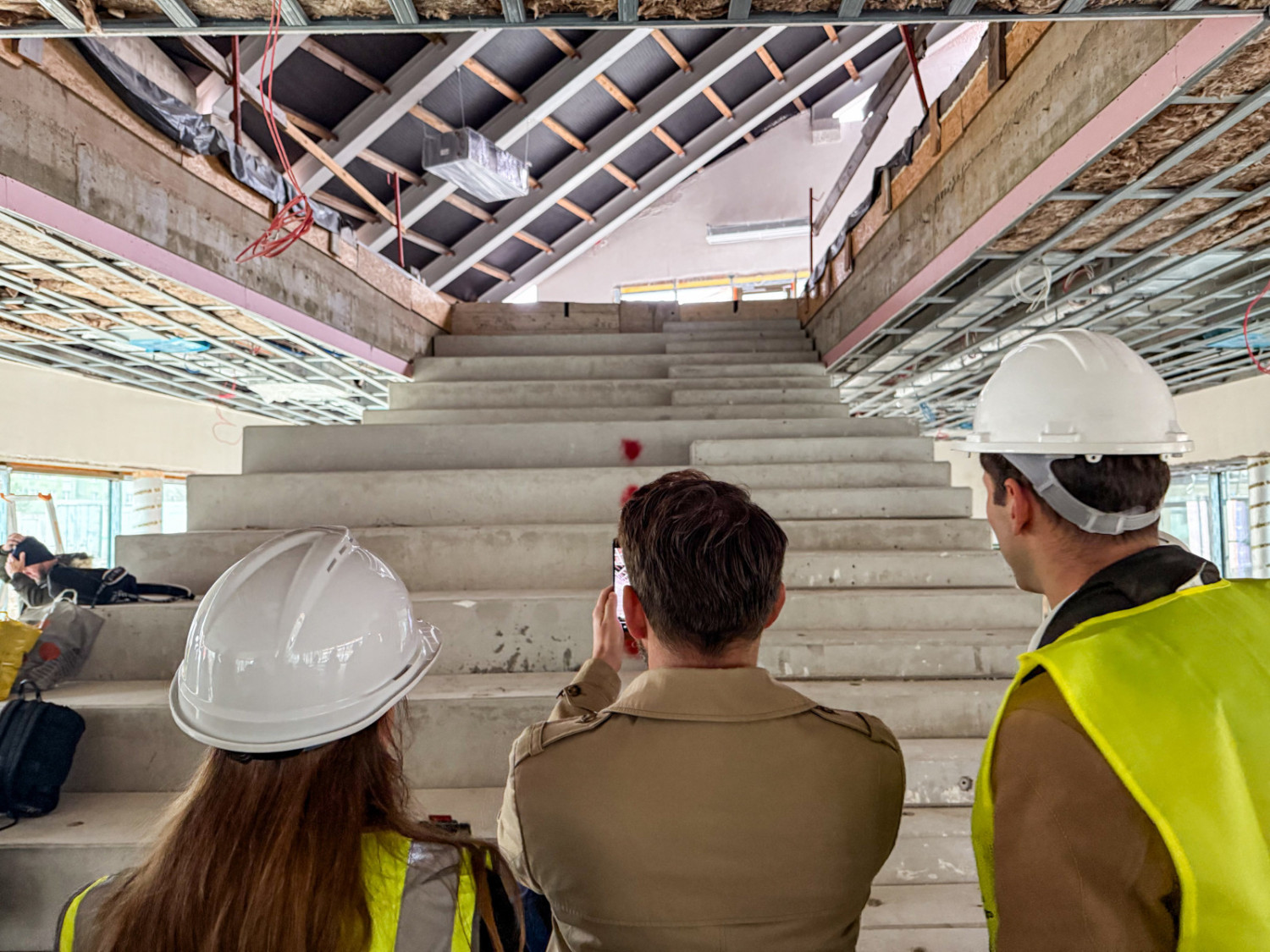 Wykonawca znów przesuwa termin, a radny zakłada się, iż i tak nie zdąży. Prawobrzeże poczeka dłużej na multimedialny kompleks