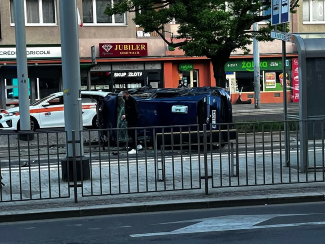 Dachowanie na Placu Rodła. Kierowca przeleciał przez barierki