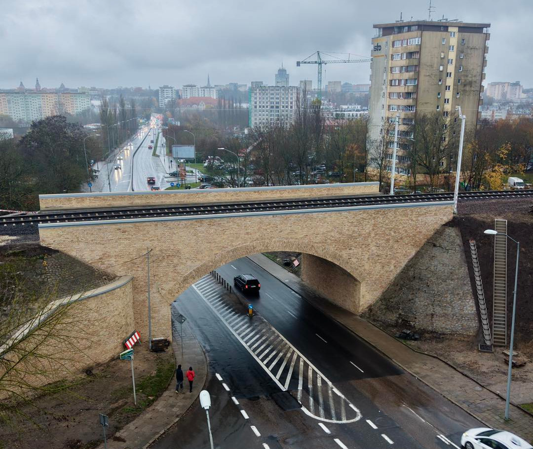 Cegły te same, a jakby inne. Efekt remontu przedwojennego wiaduktu widoczny w pełnej krasie