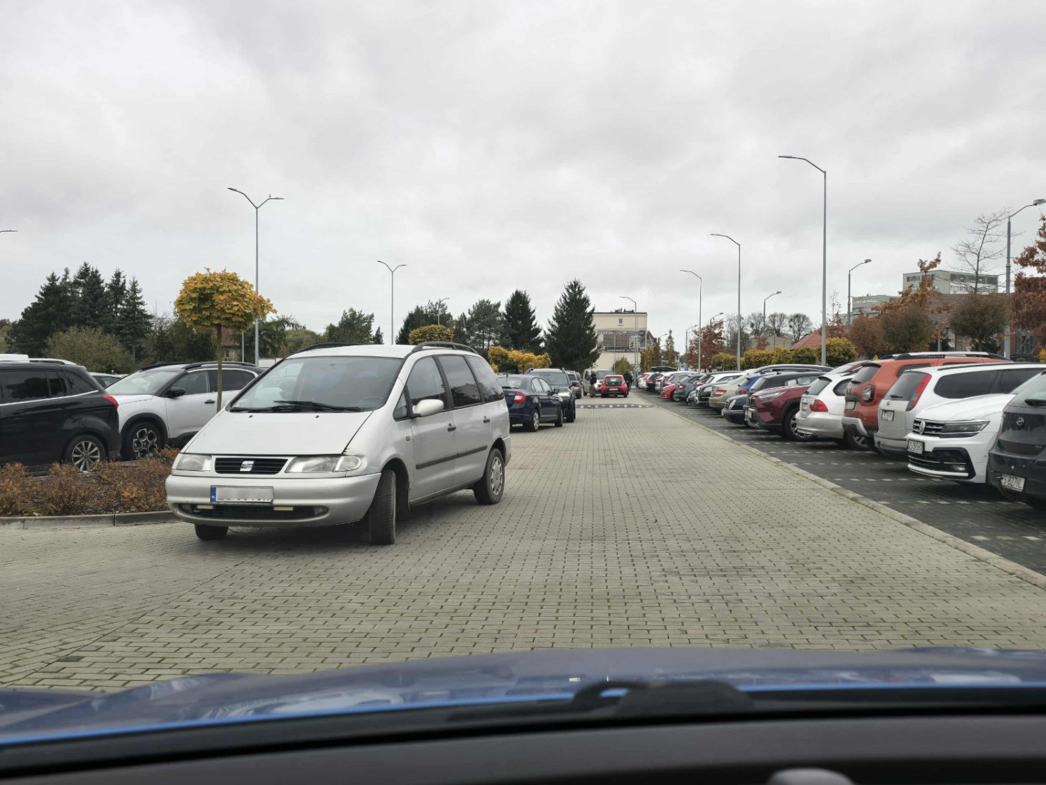 Wielki parking przed szpitalem, a miejsc przez cały czas brakuje. Kierowcy zastawiają się wzajemnie