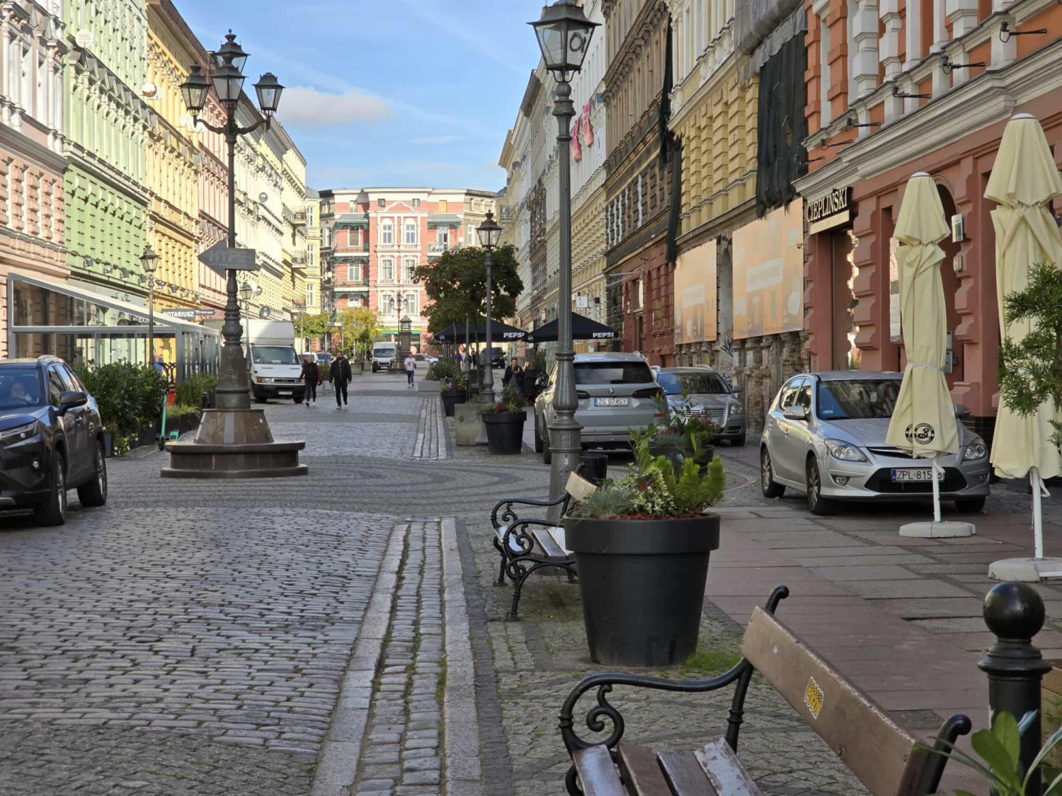 Kierowcy parkują auta na środku deptaka Bogusława. Niektórzy kłamią, iż prowadzą „dowozy” albo są samochodami dostawczymi