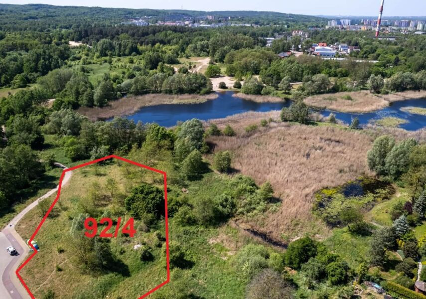 Cena działki położonej nad stawem cały czas spada. Czy za piątym razem znajdzie się kupiec?