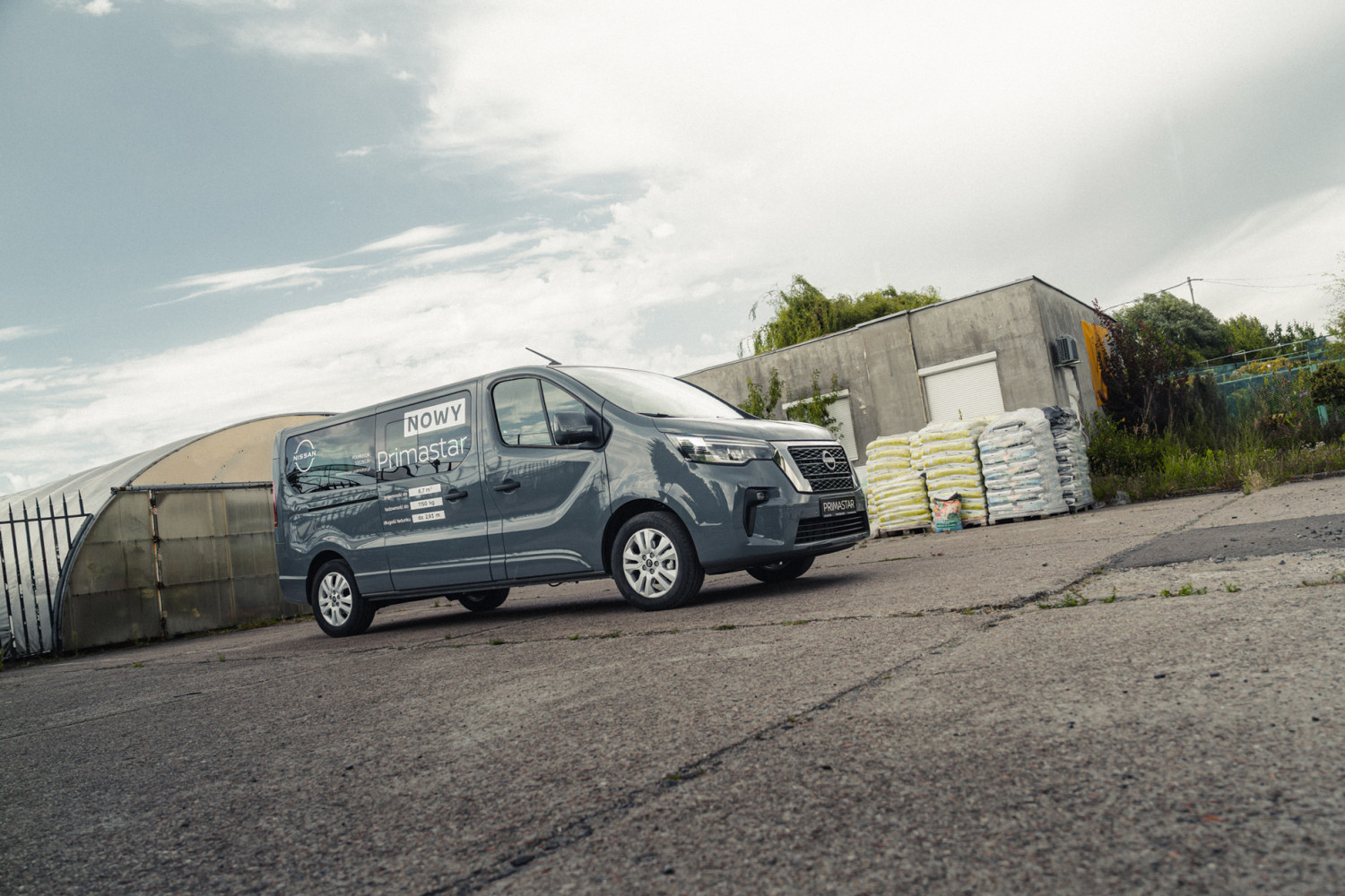 Samochód do firmy i dla rodziny. Potężny Nissan Primastar zaskoczy cię łatwością prowadzenia