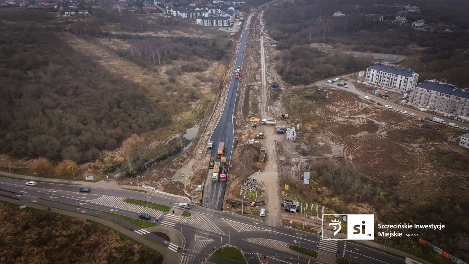 Na budowie Trasy Północnej leją pierwszy asfalt [foto]
