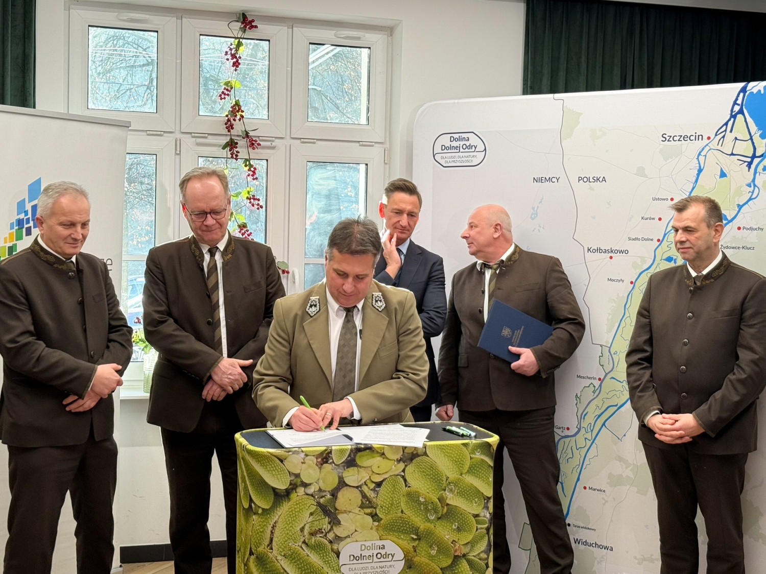 Ważna umowa w sprawie Puszczy Bukowej podpisana. Mieszkańcy będą mogli się wypowiedzieć