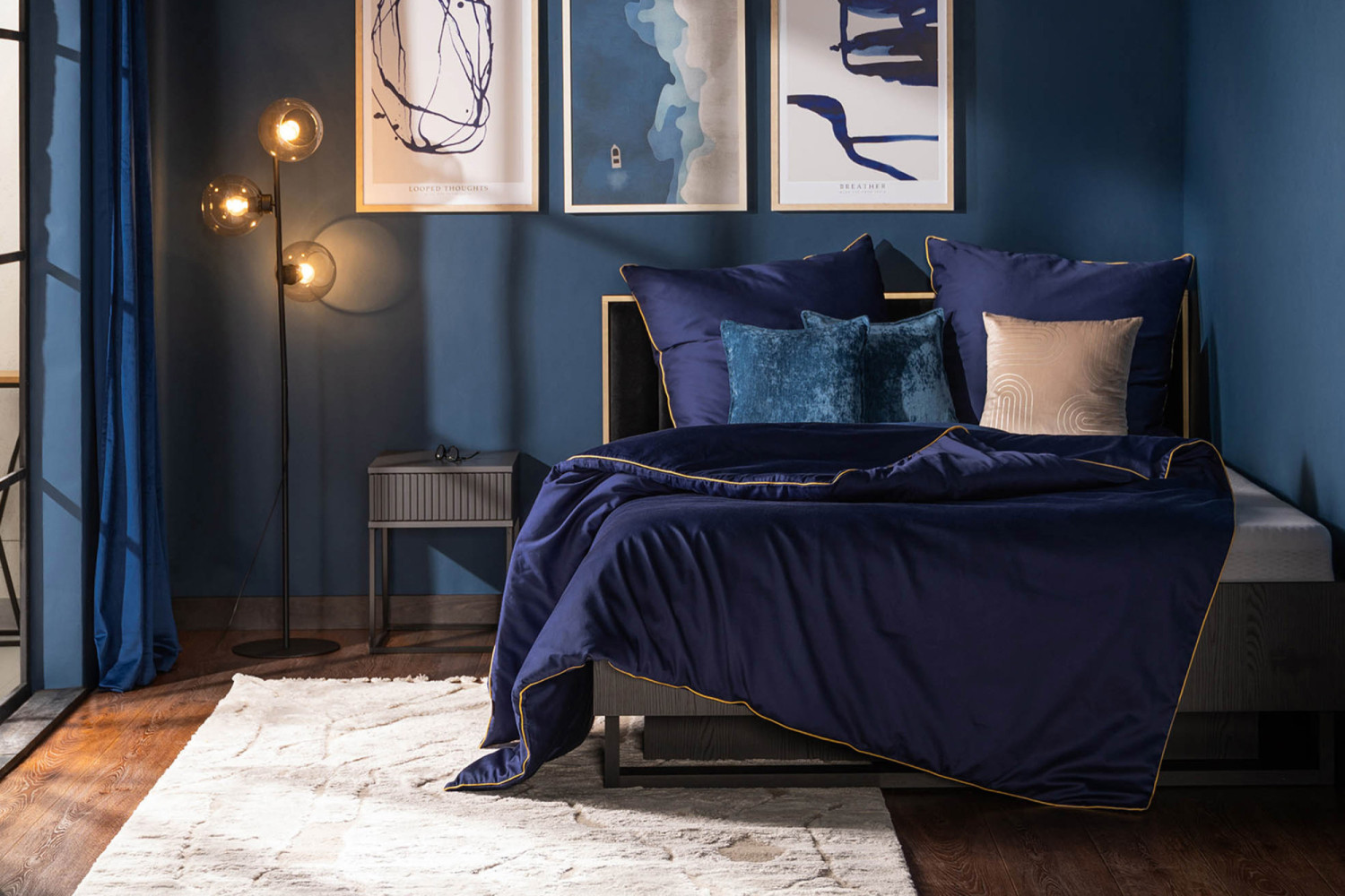 Navy chill w sypialni: z pomocą sklepu meblowego zaaranżuj relaksującą przestrzeń