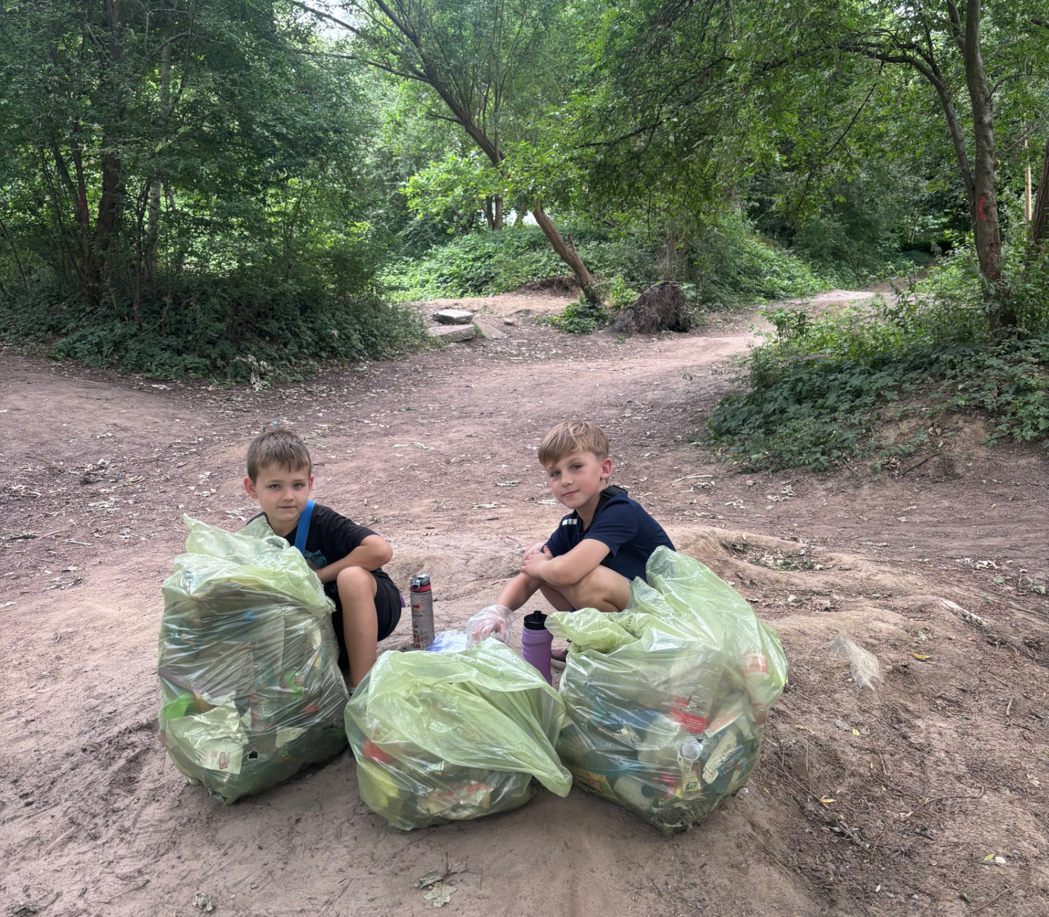 Dzieci same wzięły się za sprzątanie osiedlowego parku. „Przez ponad dwie godziny zebrali trzy worki śmieci”