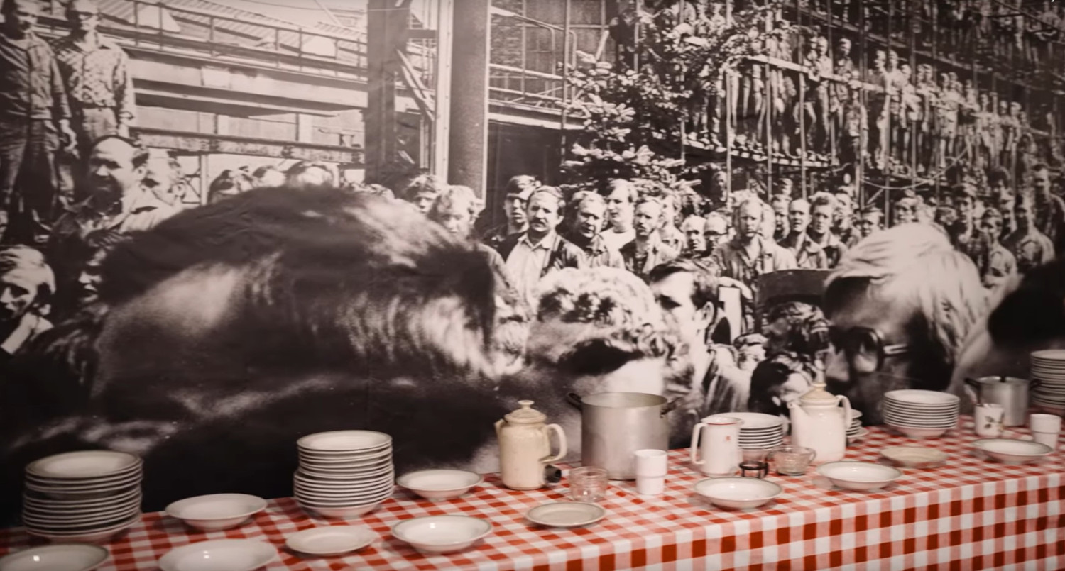 Mównica, przy której przemawiał Gierek i skarbonka „dla milicjantów”. Świetlica stoczniowa przyciągnie artefaktami