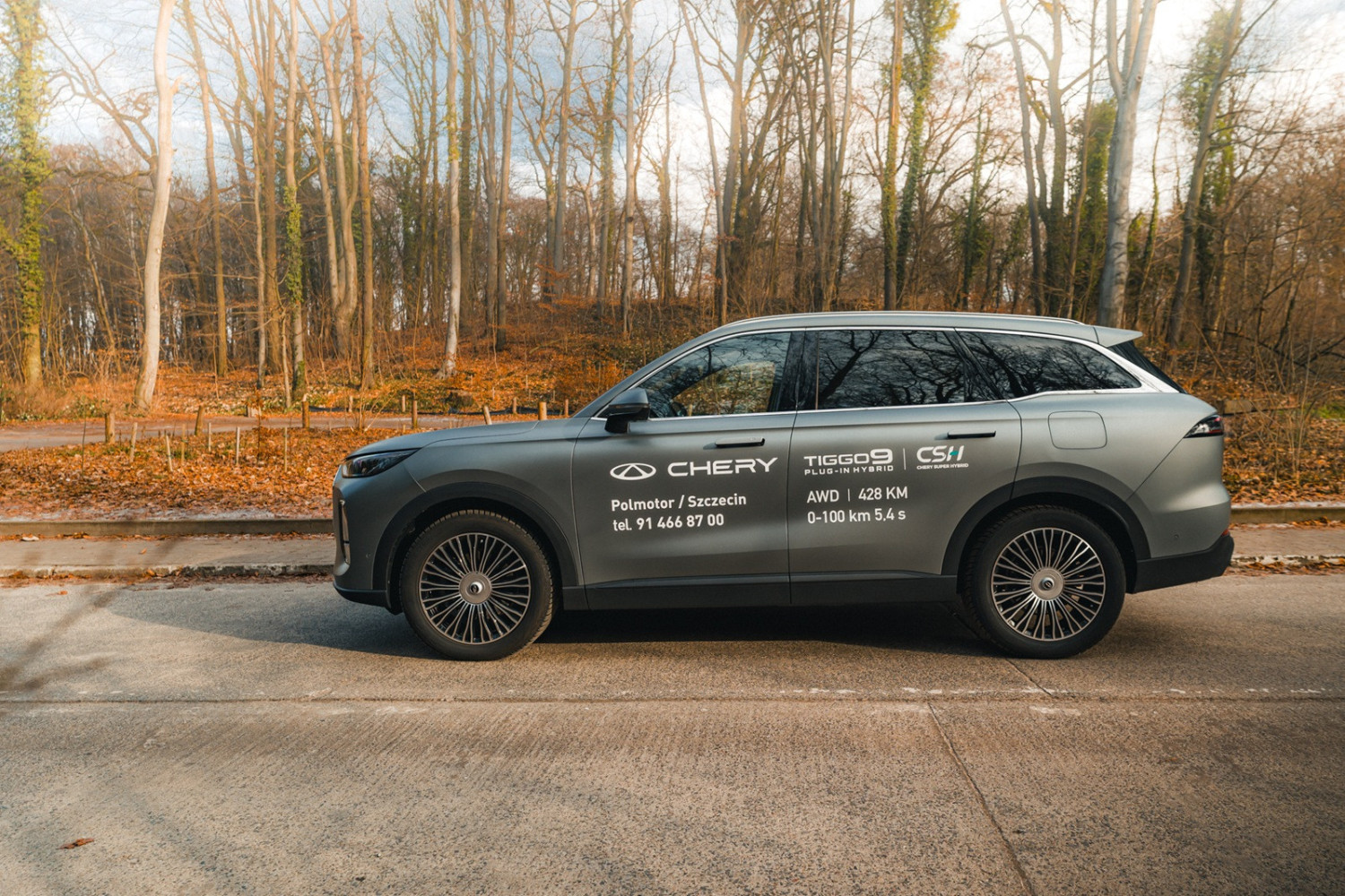 Superhybryda z napędem na 4 koła, a w środku jasna skóra. Ten SUV jest flagowym modelem marki Chery