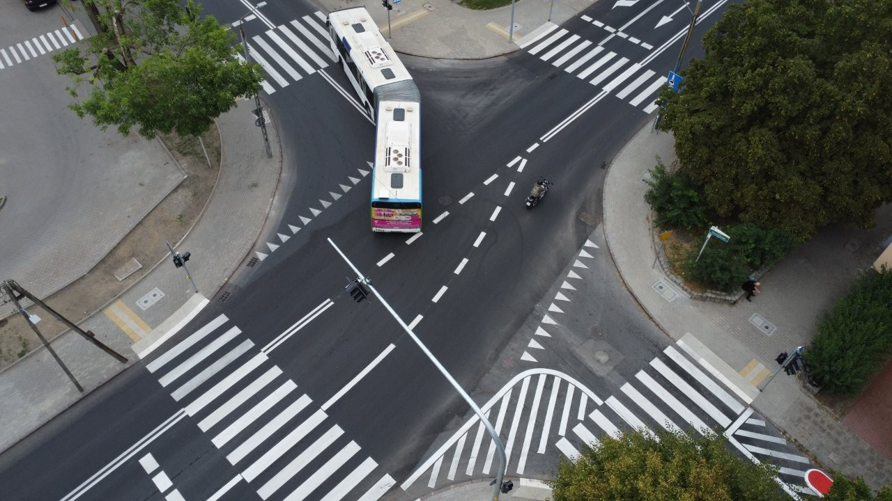 Trwa montaż sekundników na ważnym skrzyżowaniu w Dąbiu